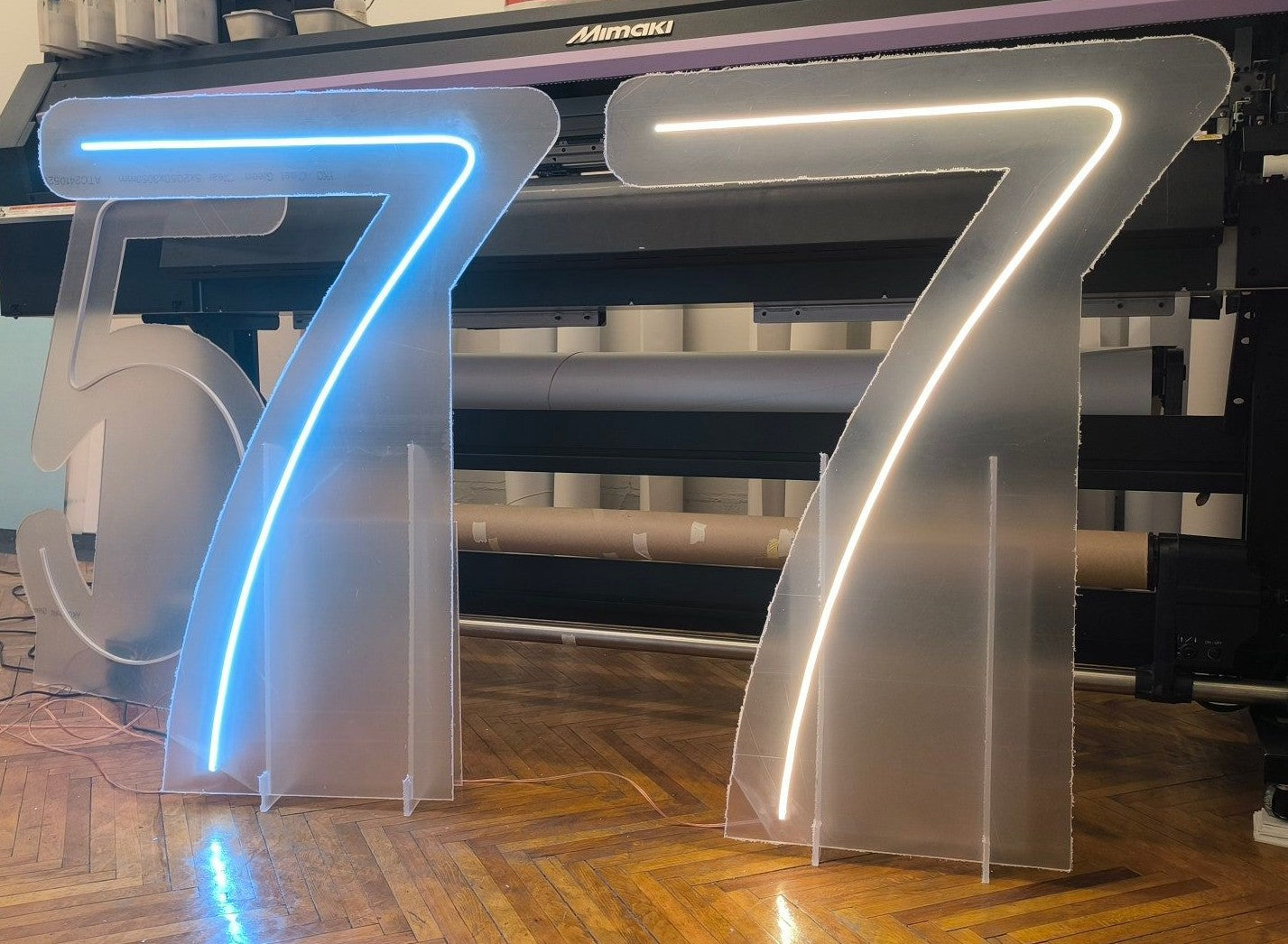 Cifra 7 din plexiglas cu neonflex - lumina rece