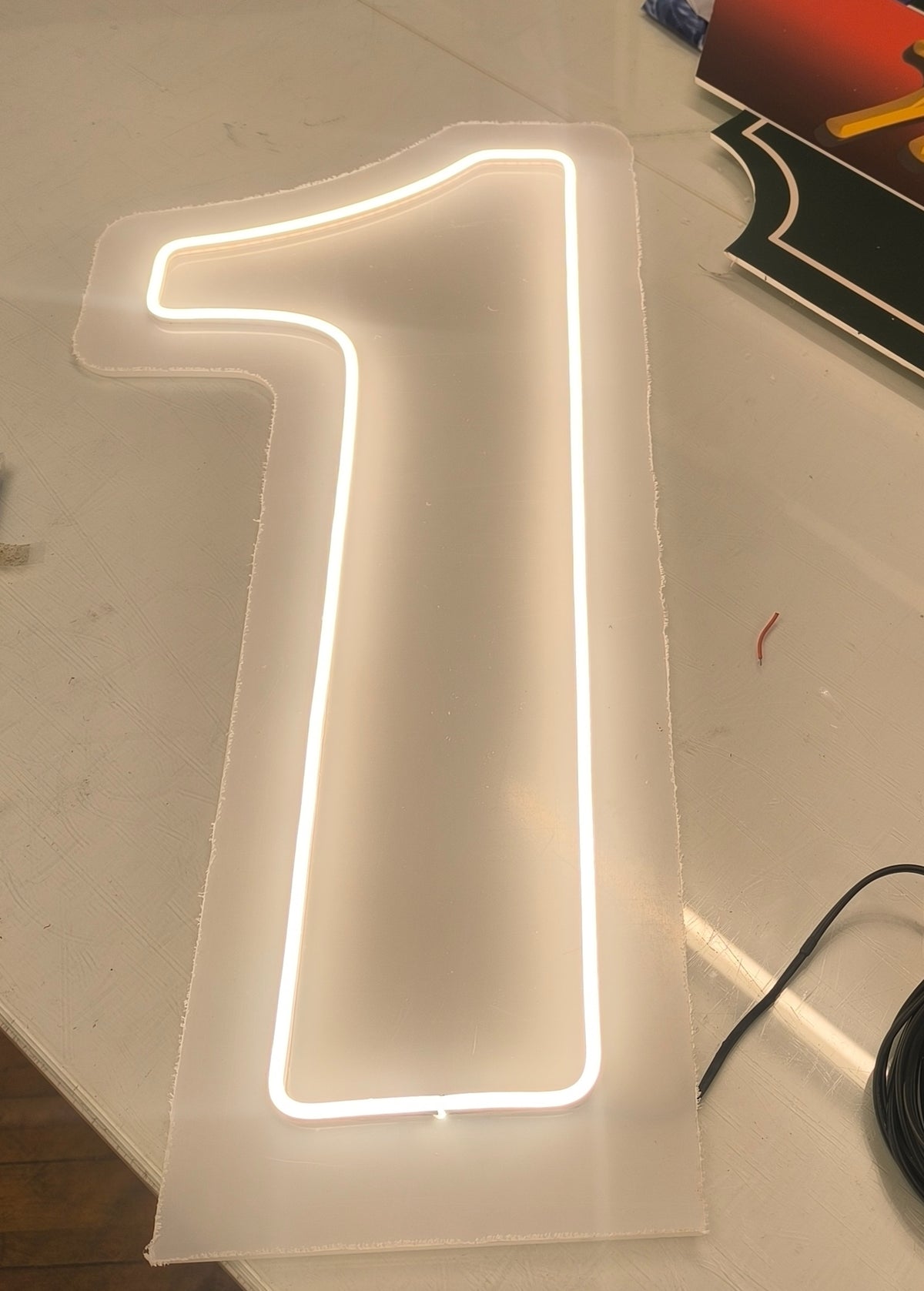 Cifra 1 din plexiglas cu neonflex - lumina caldă